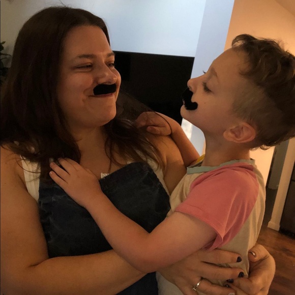 Meet your Posher, Nicole - Picture 3 of 4